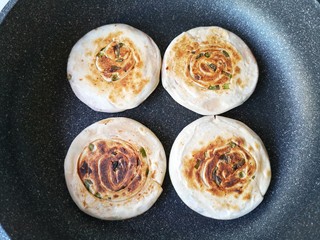 19、腐乳葱香饼,烙至两面金黄酥脆后出锅。