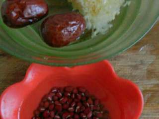 1、红豆银耳汤,干银耳，红豆分别清水浸泡备用！