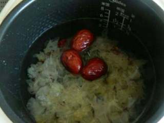 3、红豆银耳汤,红枣，红豆，银耳放入电饭锅加入适量水按下煲汤键。