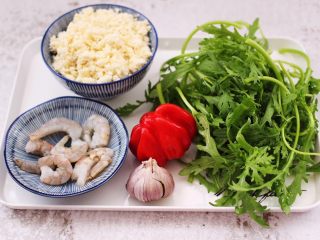 1、豆渣茼蒿虾仁小豆沫,首先备齐所有的食材。