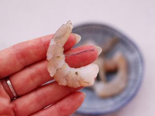 2、豆渣茼蒿虾仁小豆沫,把虾仁去掉虾线后洗净备用。