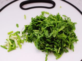 3、豆渣茼蒿虾仁小豆沫,茼蒿摘洗干净后，用刀切碎，葱切小段。