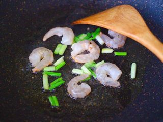 5、豆渣茼蒿虾仁小豆沫,再加入虾仁小火慢慢煎制。