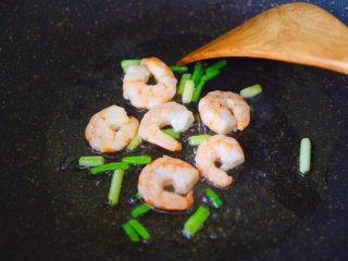 6、豆渣茼蒿虾仁小豆沫,看见虾仁煎至变得红色的时候，把虾仁盛出备用。