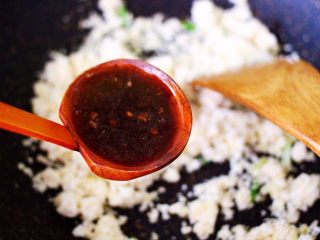 8、豆渣茼蒿虾仁小豆沫,这个时候倒入卤肉汤（没有卤肉汤的，可以直接倒入10克生抽）