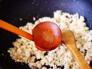 9、豆渣茼蒿虾仁小豆沫,翻炒均匀后，加入花椒粉。