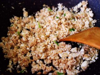 10、豆渣茼蒿虾仁小豆沫,大火翻炒至所有的食材均匀后。