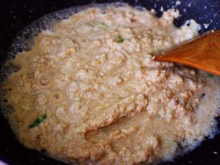 11、豆渣茼蒿虾仁小豆沫,锅中倒入适量的清水。