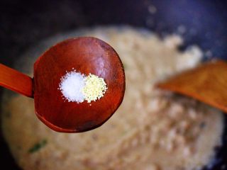 12、豆渣茼蒿虾仁小豆沫,这个时候根据个人口味，加入适量的盐和鸡精调味。