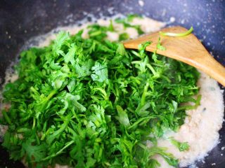 13、豆渣茼蒿虾仁小豆沫,大火煮沸后，加入切碎的茼蒿。