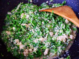 14、豆渣茼蒿虾仁小豆沫,小火慢慢炖至茼蒿变色的时候。