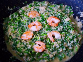 15、豆渣茼蒿虾仁小豆沫,加入提前煎至好的虾仁，即可关火。