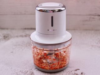 17、豆渣茼蒿虾仁小豆沫,启动绞肉机绞碎红椒和蒜。