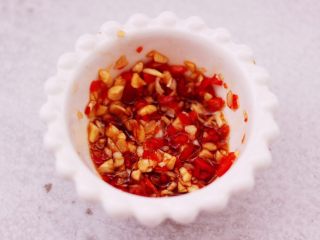18、豆渣茼蒿虾仁小豆沫,把绞碎的红椒和蒜蓉放入一个碗里，加入生抽和芝麻油，搅拌均匀即可。