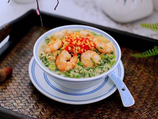 19、豆渣茼蒿虾仁小豆沫,把做好的豆渣虾仁盛到碗里，把做好的红椒和蒜蓉浇到上面即可。