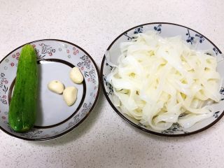 1、瓜丝肉末拌凉皮,准备食材：凉皮，黄瓜，蒜瓣