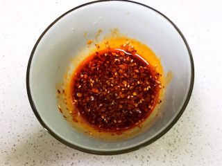 10、瓜丝肉末拌凉皮,调匀备用，碗汁调好了