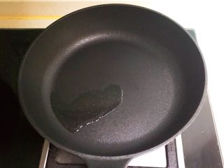 12、瓜丝肉末拌凉皮,炒锅烧热后加入1小勺玉米油