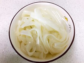 15、瓜丝肉末拌凉皮,把凉皮放入碗里