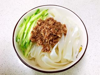 17、瓜丝肉末拌凉皮,加入猪肉末