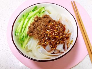 19、瓜丝肉末拌凉皮,瓜丝肉末凉皮清凉爽口，非常适合夏季食用~