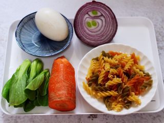 1、鹅蛋时蔬炒意面,首先备齐所有的食材。