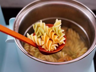 4、鹅蛋时蔬炒意面,开锅后煮8分钟即可捞出沥干水份备用。