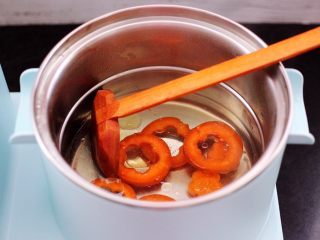 5、鹅蛋时蔬炒意面,汤锅里加入适量清水煮沸后，加入适量的盐，把胡萝卜进行焯水。