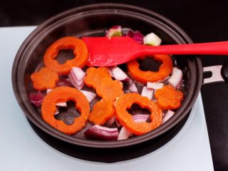 9、鹅蛋时蔬炒意面,平底锅重新倒入剩下的15克橄榄油，先爆香洋葱后，放入焯水的胡萝卜片。