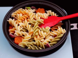 11、鹅蛋时蔬炒意面,大火继续翻炒均匀后，倒入煮熟的意面。