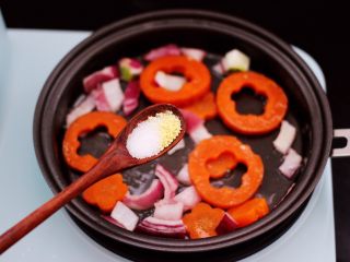 10、鹅蛋时蔬炒意面,大火进行翻炒片刻后，加入适量的盐和鸡精调味。