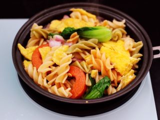 13、鹅蛋时蔬炒意面,大火继续翻炒1分钟。