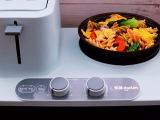 14、鹅蛋时蔬炒意面,看见所有的食材都混合均匀后关火。