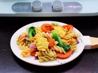 15、鹅蛋时蔬炒意面,啦啦啦，好吃又营养的鹅蛋时蔬炒意面出锅咯。