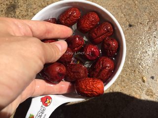 4、五谷杂粮粥,红枣提前洗净