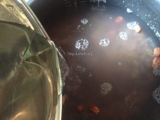 7、五谷杂粮粥,加入适量清水(可按1:8的量,即五谷300g、水2400g,根据个人喜好吧)