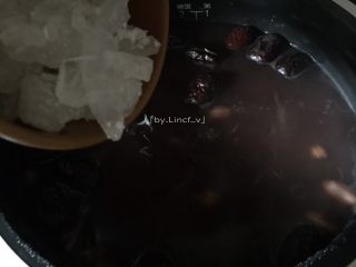 11、五谷杂粮粥,煲至剩下十几分钟时放入适量冰糖