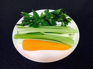 3、爽口开胃小凉菜 花椒油炝芹菜,芹菜和胡萝卜分别洗干净，芹菜摘去叶子留茎，胡萝卜刮去外皮。