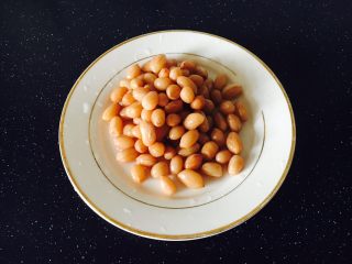 14、爽口开胃小凉菜 花椒油炝芹菜,煮好的花生米沥干水分备用