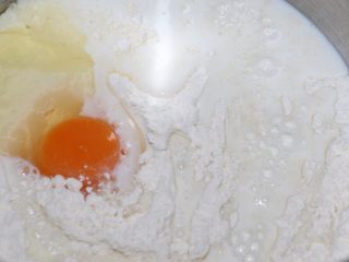 3、鸡蛋果面包,放入鸡蛋和奶