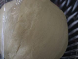 7、鸡蛋果面包,再和面5分钟，滚圆盖保鲜膜进行一发