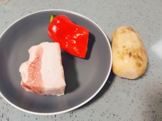 1、莲藕炒肉片,准备食材