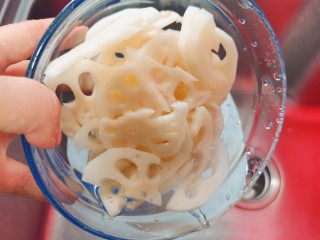 8、莲藕炒肉片,莲藕淘洗两遍，去掉多余淀粉