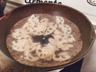 10、莲藕炒肉片,煮沸锅捞出控水备用