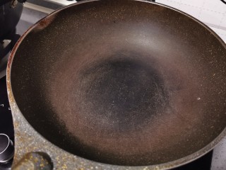 11、莲藕炒肉片,烧热锅，我用的肉比较肥，不放油