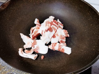 12、莲藕炒肉片,倒入切片的猪肉
