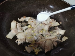 15、莲藕炒肉片,加入盐