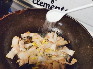 16、莲藕炒肉片,白糖调味