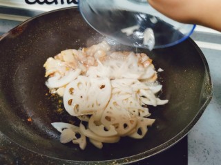 17、莲藕炒肉片,放入莲藕