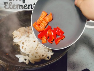 18、莲藕炒肉片,红椒